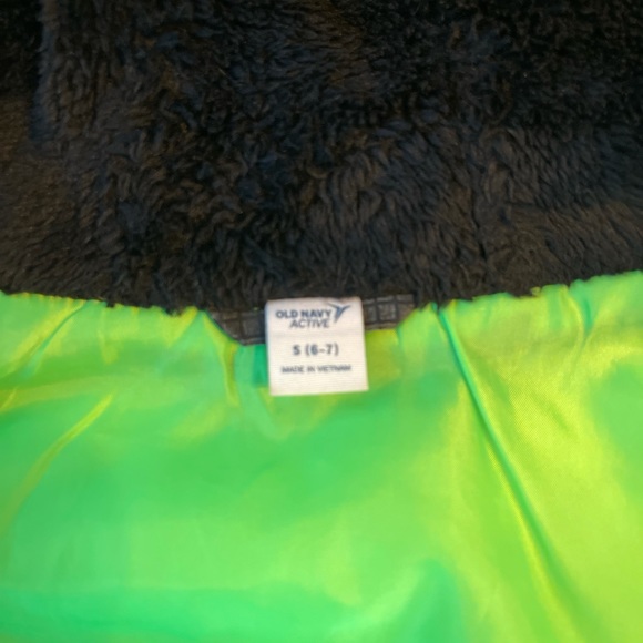 Old Navy puffer jacket with lightweight sleeves - Picture 3 of 3